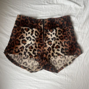 Leopardmönstrade shorts  - Shorts jag sytt för ett tag sedan, enbart använt de en gång! ”Fluffigt” tyg