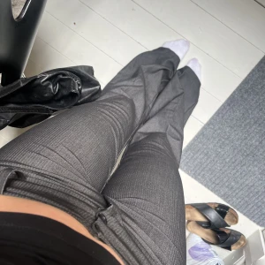 Lågmidjade byxor - superfina byxor från märket Faame. Säljer då dom blivit för små❤️ passar någon runt 160-165❤️ pris kan alltid diskuteras vid snabb affär