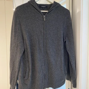 Kashmir tröja Lawrence grey - Kashmir tröja fint skick! Storlek Small, sitter som mindre M. Har några hål, Inger som märks eller syns så mycket.  Därav det billiga priset, ny pris cirka 1300kr Hör av dig så löser jag bild på hålen!