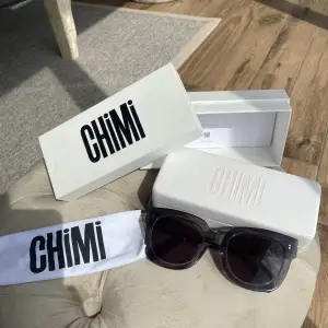 Säljer Chimi solglasögon i modellen #008 färgen Ginger som är en blå/grå genomskinlig färg! I bra skick och kommer i fodral med duk och i låda! 