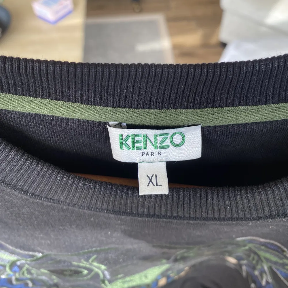 Säljer Kenzo tröja i grön/blått/svart. Tröjan är i väldigt bra skick då den knappt blivit använd! Pris kan diskuteras. . Tröjor & Koftor.