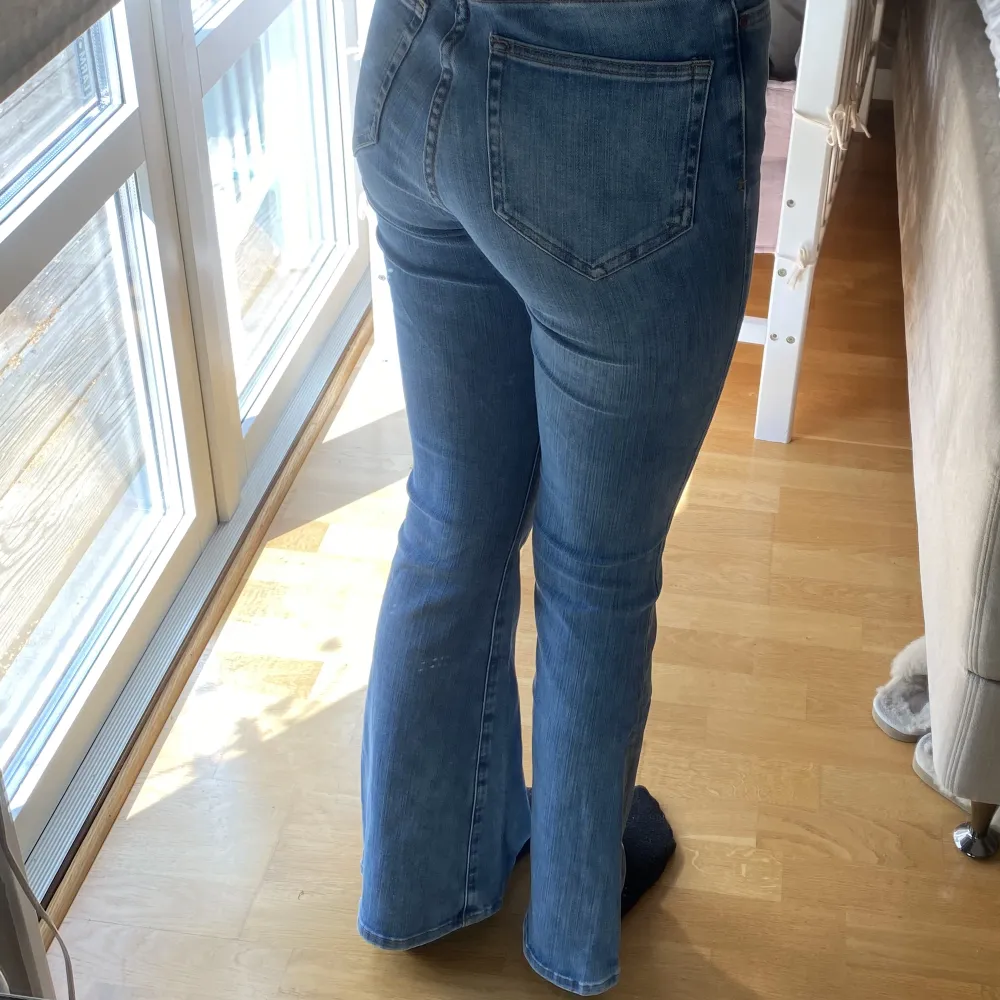 dessa blå jeansen är i dunder bra skick, superskönt oxh stretchigt material. sitter bra i längden för dom som är under 170. köpta för 500kr. Jeans & Byxor.