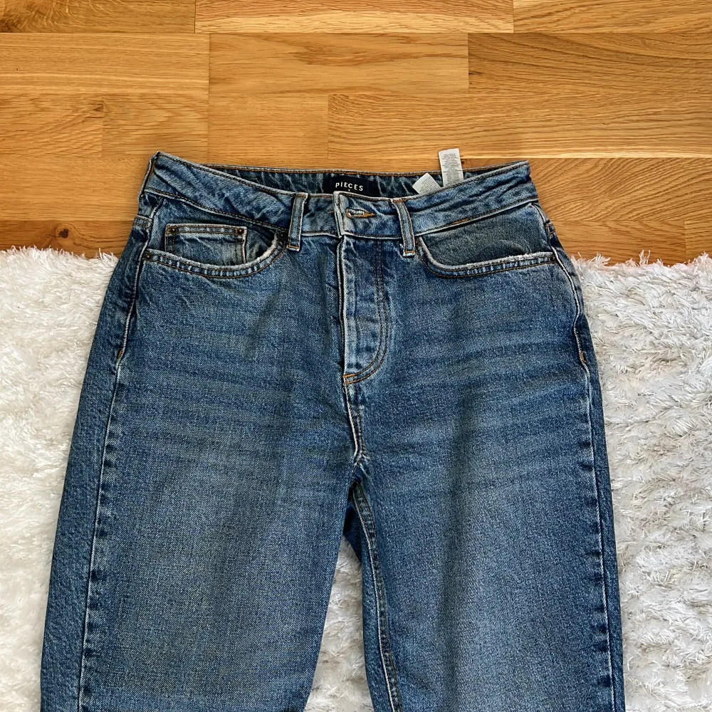 Mörkblå jeans från vero Moda i storlek S. Säljer på grund utav att byxorna är för små. Aldrig amvända!! Ordinarie pris 399 kr, jag säljer för 69 kr. Jeans & Byxor.