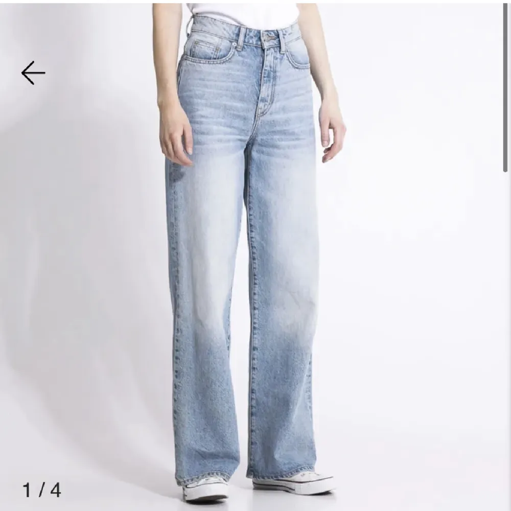 Säljer dessa jeansen från lager 157. Nypriset på dem är 300kr och jag säljer dem för 150kr + frakt. Ni kan se längden på första bilden, jag är ca 167.. Jeans & Byxor.