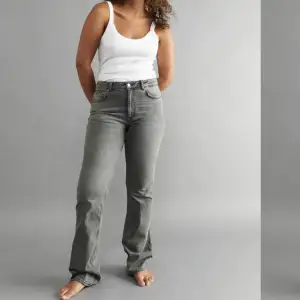 Säljer nu mina ”full length flare jeans” från Gina Tricot, pga att de blivit för stora för mig. Endast använda något fåtal gånger, därav är jeansen i nyskick. Köpta för 499kr men säljer nu för 280kr ☺️