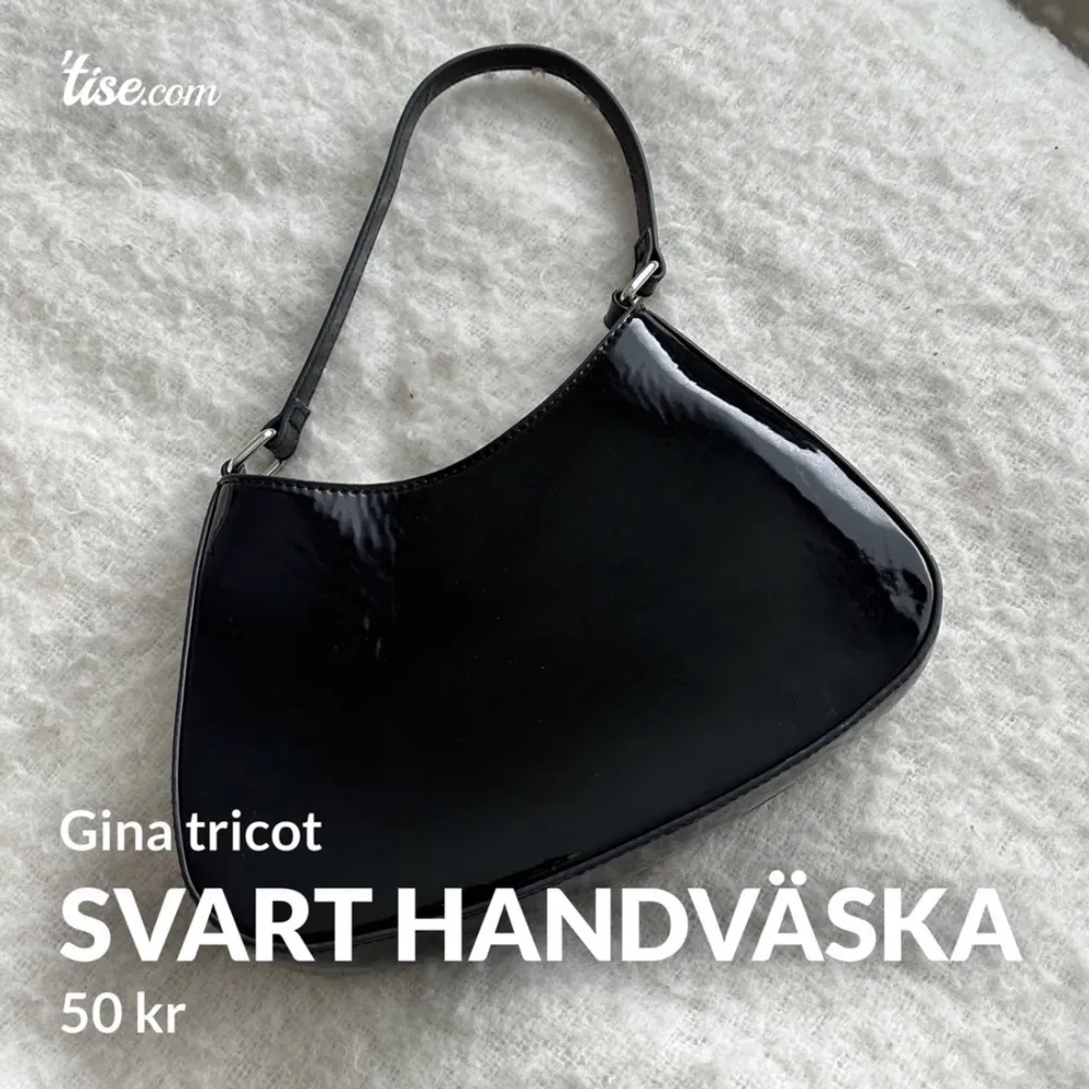 En svart handväska i glansigt material från Gina Tricot. Använd ca 1-2 gånger. Accessoarer.