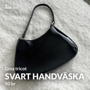Svart handväska   - En svart handväska i glansigt material från Gina Tricot. Använd ca 1-2 gånger
