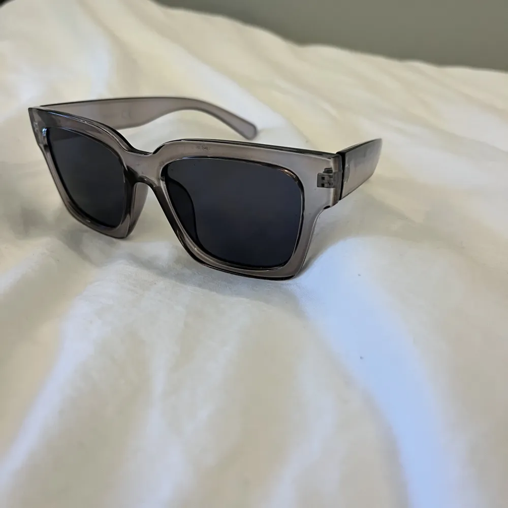 Säljer dessa Chimi-liknande solglasögonen. Använda sparsamt. Accessoarer.