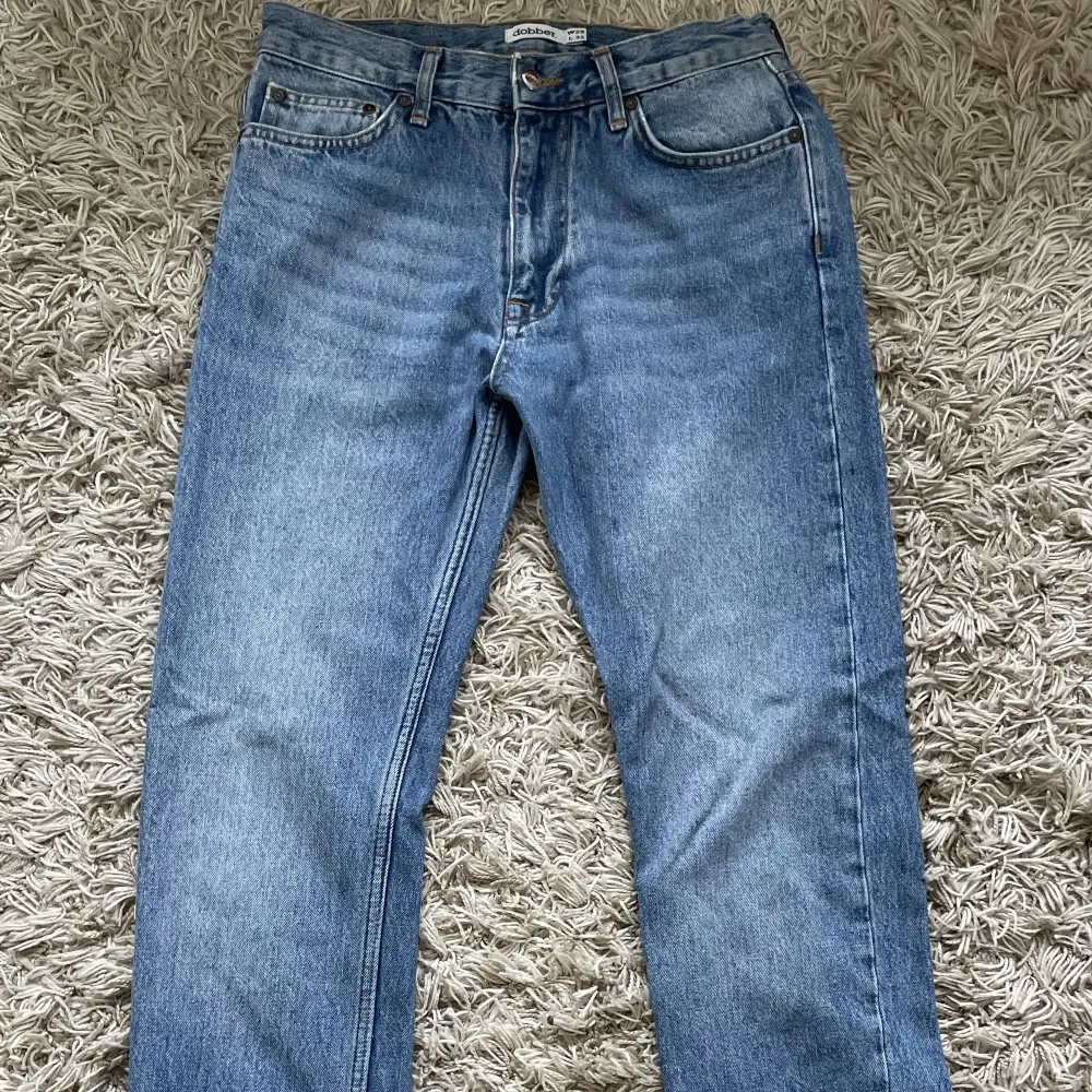 Säljer ett par ljusblåa jeans från Dobber/MQ  Jeansen är i fint skick och av hållbart denim. Nypris 800kr. Jeans & Byxor.