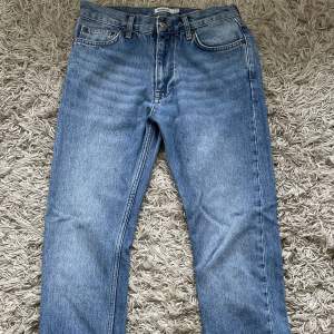 Säljer ett par ljusblåa jeans från Dobber/MQ  Jeansen är i fint skick och av hållbart denim. Nypris 800kr