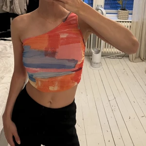 One shoulder topp - Pågrund av rensning av garderob behöver jag sälja denna. Supersnygg topp men som jag använt endast 1-2 ggr ♻️