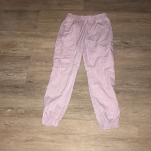 Lilla byxor  - Säljer dessa lilla byxor änvända 5 gånger storlek 134