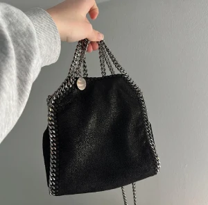 Stella väska - Säljer mina fina farabell tiny tote väska. Jätte bra skick men vill köpa annan väska därför jag säljer denna. Såklart ingår dustbag och äktehetsbevis 