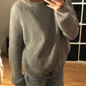 Tröja - Välanvänd grå tröja från Pull&Bear i storleken S.