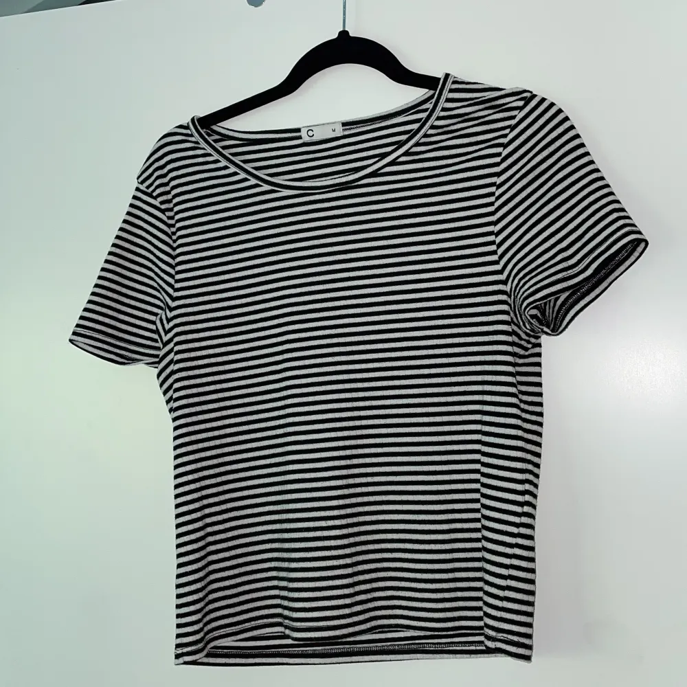 Randig t-shirt från Cubus! Tröjan är använd men i bra skick 🤩. T-shirts.