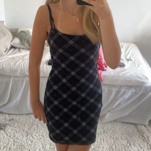 Rutig klänning  - Säljer denna fina klänningen som alldirg kommit till användning ❤️