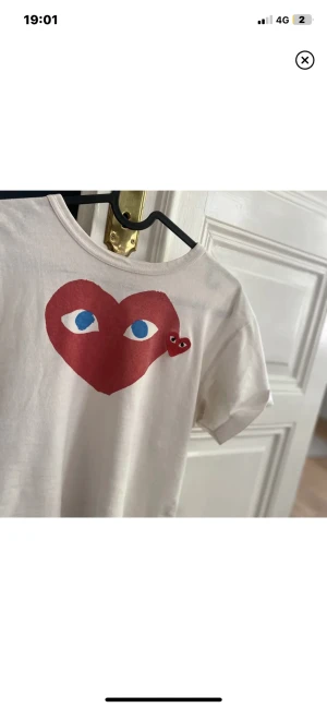 Cdg tshirt - Säljer min comme des garcon T-shirt då den är för liten för mig, ny pris på den är 1100 Passar för för dom som är runt 165 till 173. Kan även tänka mig tradea mot något 