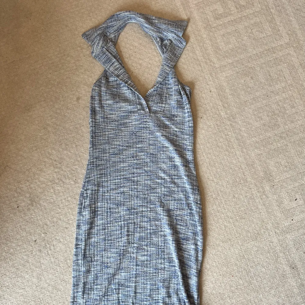 En snygg blå ribbad miniklänning med halterneck. Jättesnygg men kommer inte till användning. Köpt från ASOS i storlek 36, men passar också 38. Klänningar.