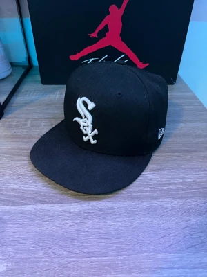 New era keps  - Säljer en äkta new era keps i storlek 7 1/8 eller 56,8cm 🧢 Den är andvänd men i bra skick✅ den är köpt på hatstore och säljer den för att den har blivit för liten 👍 har man några frågor eller vill ha mer bilder är det bara att höra av sig 😁