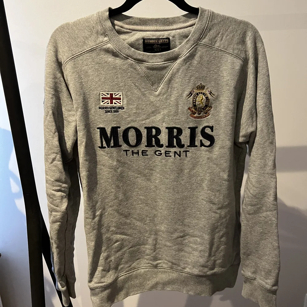 Grå sweatshirt från Morris Använd i väldigt gott skick Nypris 1199kr Skick 8/10. Tröjor & Koftor.