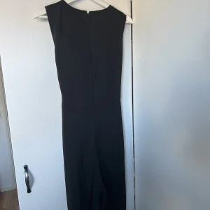 Byxdress - Jättefin byxdress från vila med knytning i midjan. Använd vid endast ett tillfälle. Lite kortare i benen. 