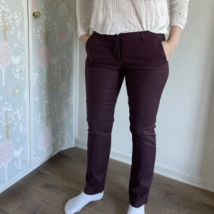 Stockh lm byxor vinröd strl 38 - Snygga slacks med stretch och medium hög midja. Köpt på MQ. I bra skick. 