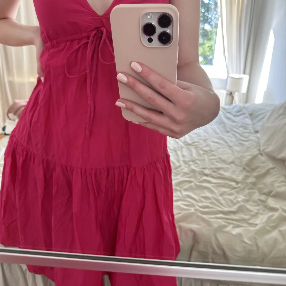 Jättefin rosa klänning från HM!! Köpt för jättelängesen men den är aldrig använd, endast testad. Knyt i nacken och bröstkorgen så skulle säga att den passar XS-S.. Klänningar.