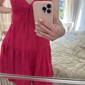 Jättefin rosa klänning från HM!! Köpt för jättelängesen men den är aldrig använd, endast testad. Knyt i nacken och bröstkorgen så skulle säga att den passar XS-S.