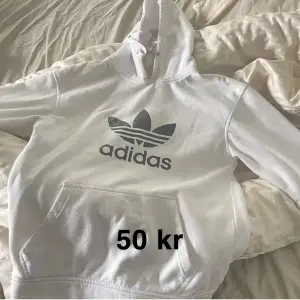 Säljer min Adidas hoodie då den inte kommer till användning!  Den har en liten fläck som ni ser på 3 bilden, men den syns inte så mycket!  Säljer för 90 kr!