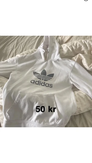 Hoodie - Säljer min Adidas hoodie då den inte kommer till användning!  Den har en liten fläck som ni ser på 3 bilden, men den syns inte så mycket!  Säljer för 90 kr!