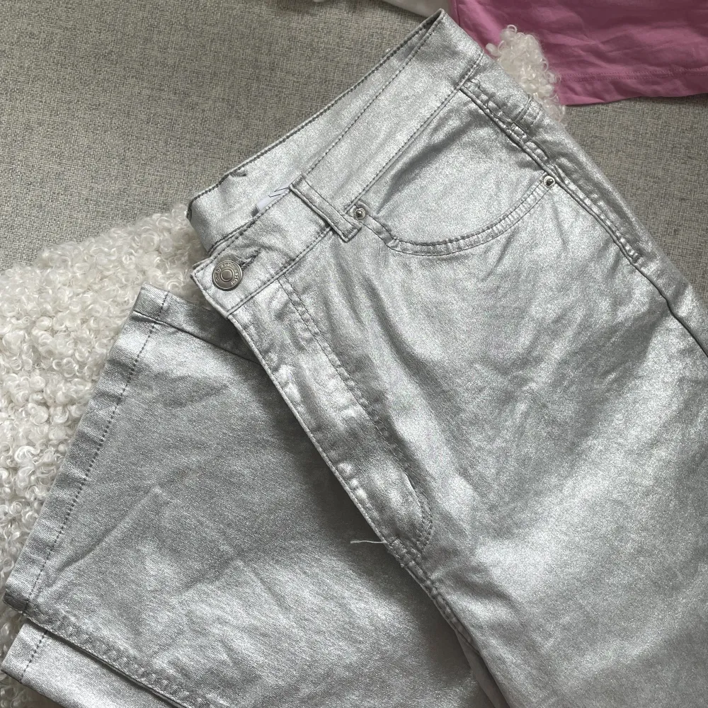 Silvriga, raka byxor från Carin Wester säljes. Använda 1 gång, köptes för 700kr. Jag är 173cm för referens(bild 3). . Jeans & Byxor.