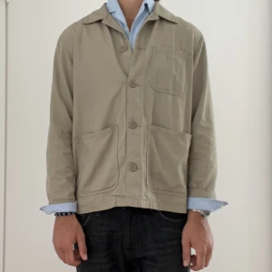 Overshirt weekday - Säljer min snygga overshirt från weekday i väldigt bra skick. Modellen är slutsåld för några säsonger sedan, storlek S passar s-m. Riktigt schysst nu till hösten, färgen är beige. Hojta till för mer bilder eller info. 