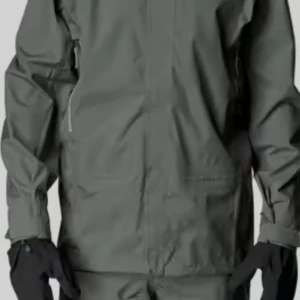 Houdini D. Jacket - Jättesnygg allvädersjacka från Houdini som passar både på stan, skogen skidbacken i snö som regn. Massa fickor,justeringar, snölås, ventilation under armar, vattentät upp till 20 000 mm etc. etc. Färgen är greeness (dimgrön typ).   