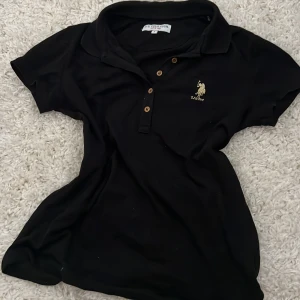 Polo tröja - En polo tröja. Gott skick o använd få gånger. Guld detalj