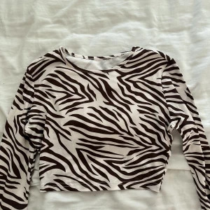 Croppad tröja  - Croppad topp i zebra mönster, använd en gång 
