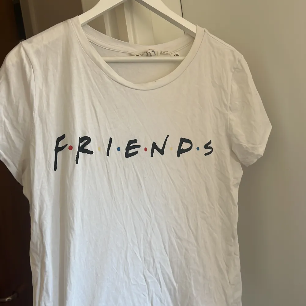 Friends t-shirt från H&M i storlek M. Väldigt tunnt och skönt material! Använt men gott skick. T-shirts.