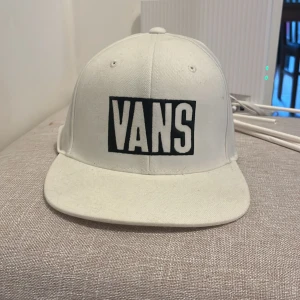Vans keps - Säljer få jag använt den 1 gång. Inte riktigt min stil men den är fin
