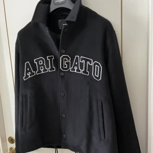Axel Arigato Jacka  - Säljer en skön och varm coach jacka från Axel arigato som är i jättefint skick. Lite overzised i modellen.   Storlek S men är stor i modellen så passar både S,M och eventuellt L beroende på hur man vill att den ska sitta.   Köpt för 2400kr på NK