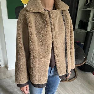 Mango jacka - Säljer denna så fina jackan från mango i teddy material. Perfekt nu till hösten! Är i väldigt bra skick💓Frakt ingår ej