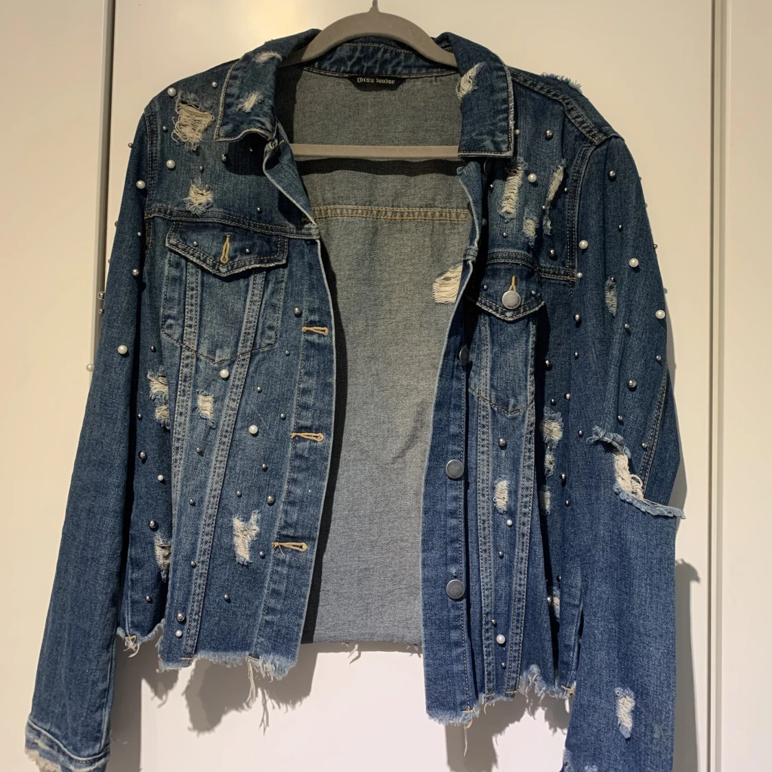 Jeansjacka med pärlor