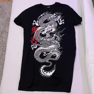 svart t-shirt - Nytt skick då den aldrig är använd Storlek xxs men passar xs-m❤️