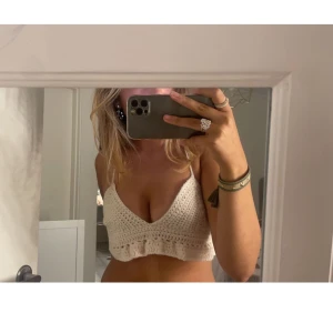 Stickad topp - Söt stickad topp jag gjort själv❣️ Justerbara band så passar nog alla storlekar💗Borde gå att ha som bikinitopp också!