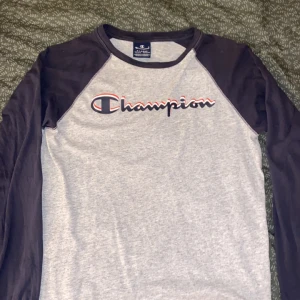Champion Långärmad Topp  - (TRYCK INTE PÅ KÖP NU) En fin långärmad champion tröja i storlek xl men skulle säga att den mer passar en M/L, köpt på sellpy därav priset🥰 köparen står för frakt