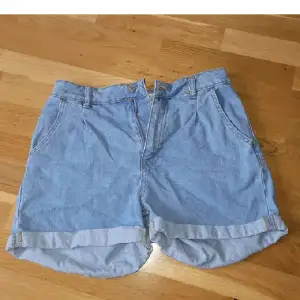 Supersöta jeansshorts från Terranova i storlek 40. Endast använda 1 gång, så i nyskick. Kan fraktas men köparen står för frakten 💕