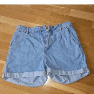 Shorts - Supersöta jeansshorts från Terranova i storlek 40. Endast använda 1 gång, så i nyskick. Kan fraktas men köparen står för frakten 💕