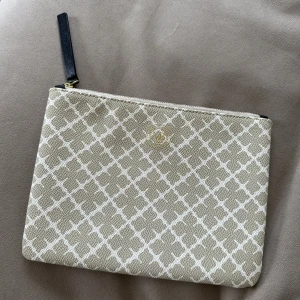 By Malene Birger clutch/ kuvertväska  - Clutch/ kuvertväska från Malene Birger. 22x16 cm. Nyskick, 400 kr. 