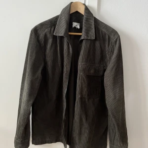 Grön Manchester jacka - Använd 1 gång, färg: olivgrön. 