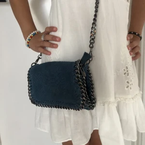 Stella McCartney liknande väska - Jättecool liknande Stella McCartney väska som är köpt i Paris🥰 nästan aldrig använd! Pris kan diskuteras!!! 