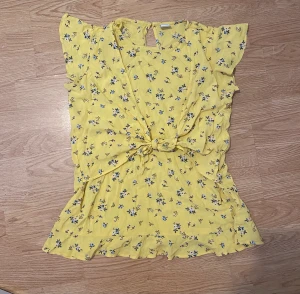 Blus med knytning  - En supersöt gul blus med knytning i mycket bra skick/aldrig använt. Den är i storlek 170+ (barn) men passar mig som är XS/S. 💛