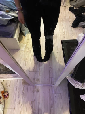Bootcutjeans - Bootcutjeans från Gina i storlek S! Har inga fickor och är lite stretchigare material! Sparsamt använda! Bra på mig som är 165!❣️köpta för ca 200